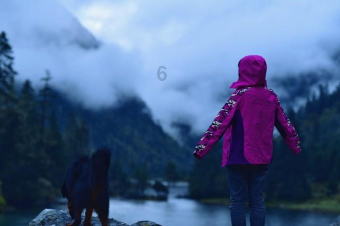 下岗女子在“车站”边卖这小吃，16块一个，同事吃后果断辞职了！