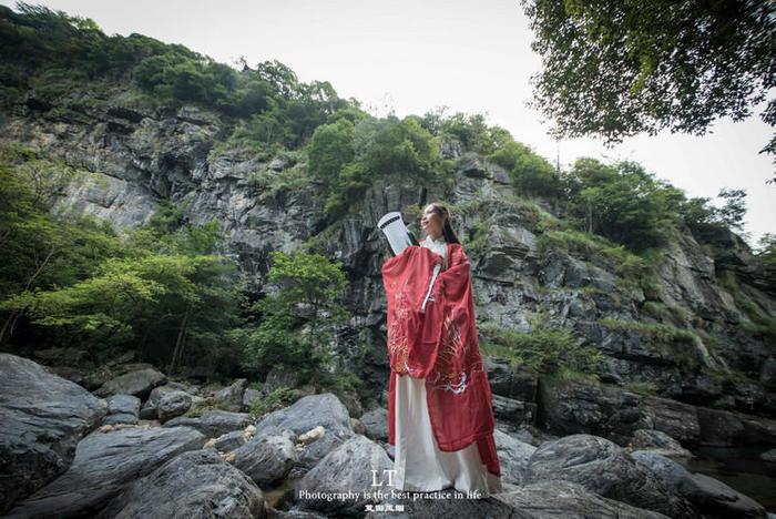 一个男生就算再想骗一个女生感情 。会喊他不喜欢的女生去他家里那边玩么？游戏画面