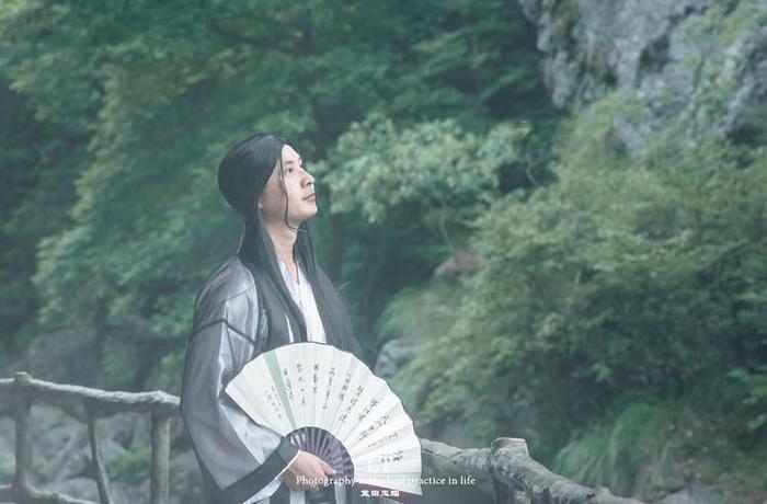 新华社快讯:伊拉克境内一驻有美军的基地20日遭到火箭弹袭击