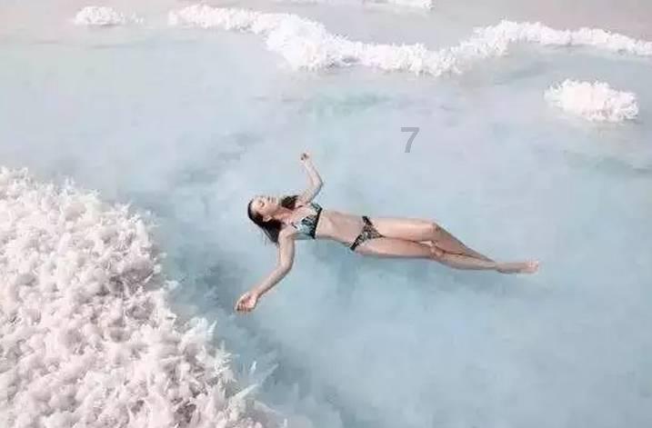 她对我有一点意思吗？游戏画面