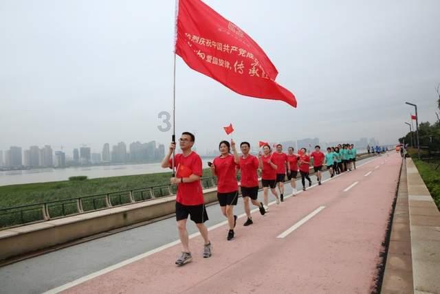他曾任甘肃省委书记，对甘肃有很深的感情，困难时期主动帮助甘肃