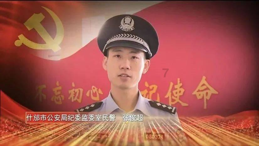 41岁金卡戴珊真敢穿!V领背心大秀香肩,美背一览无遗身材吸睛