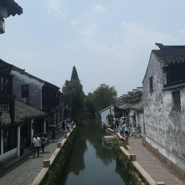 救援顽皮的小女孩