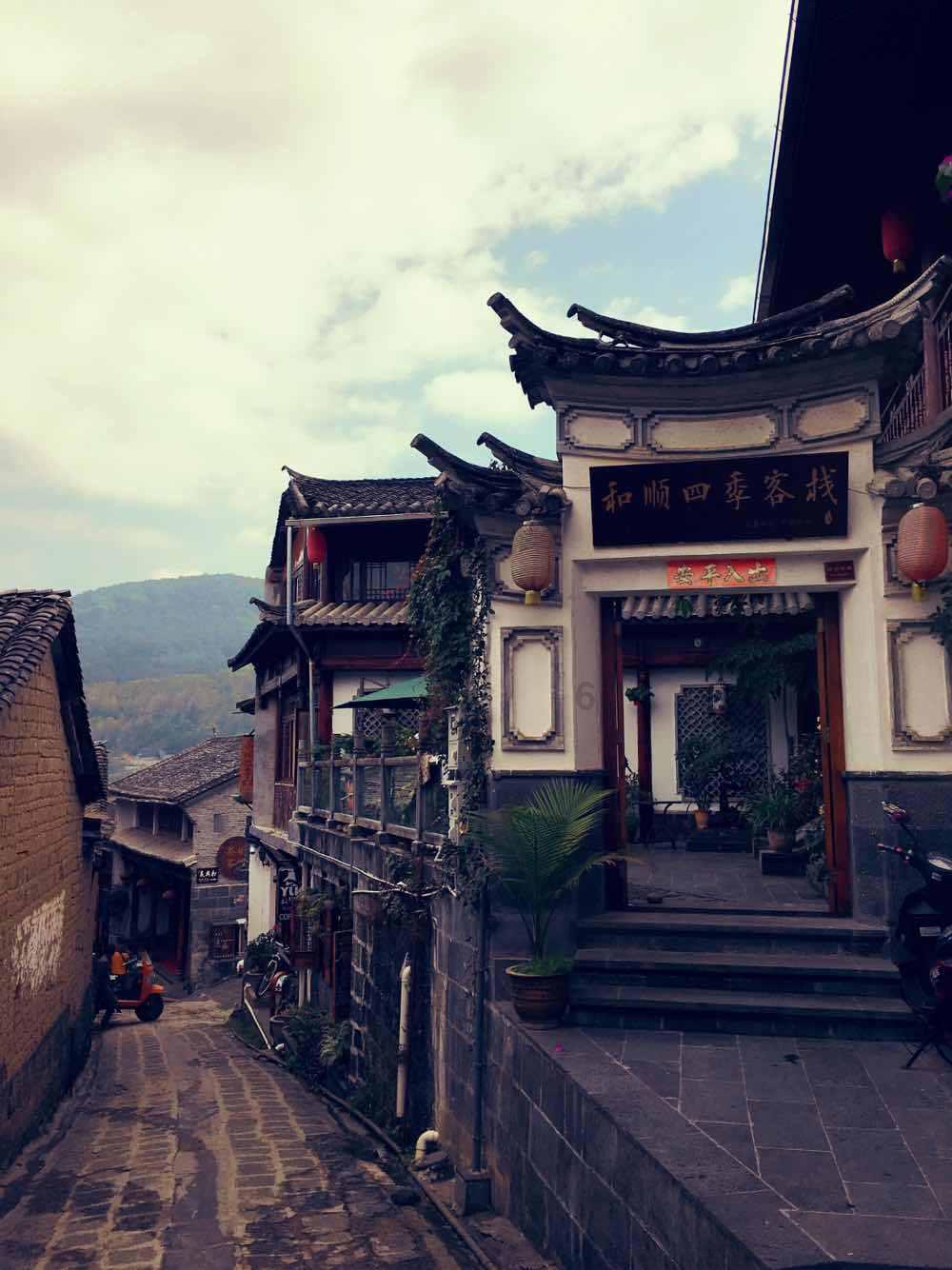 百练不如一蹲,每天蹲墙5分钟,对颈椎腰椎有好处,还能帮助减肥