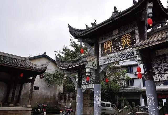 哈尔滨又“整活”了 松花江畔出现多个“太空舱”