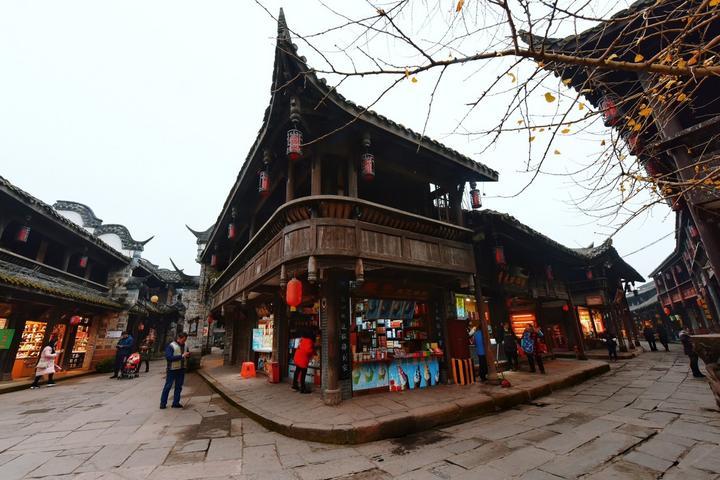 爷爷的年龄是孙子的8倍 两人年龄的和是81岁，他们各多少岁？用方程解答游戏画面